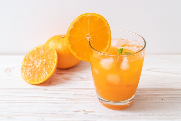 Orangensaft mit Eis