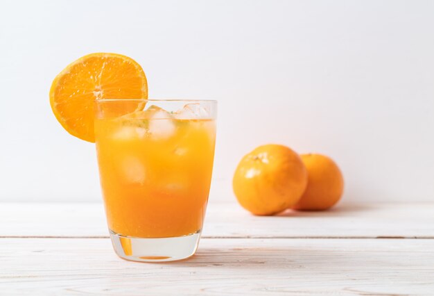 Orangensaft mit Eis