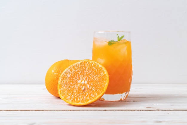 Orangensaft mit Eis