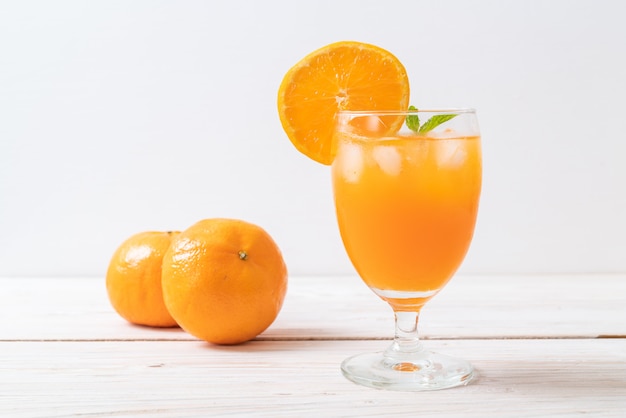 Orangensaft mit Eis