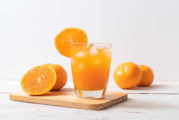 Orangensaft mit Eis