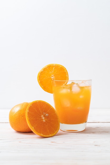 Orangensaft mit Eis