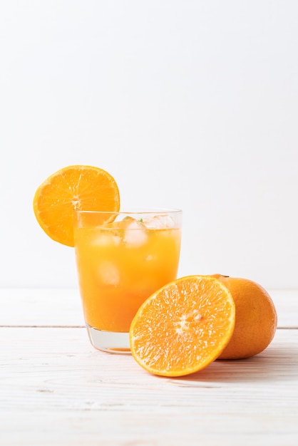 Foto orangensaft mit eis