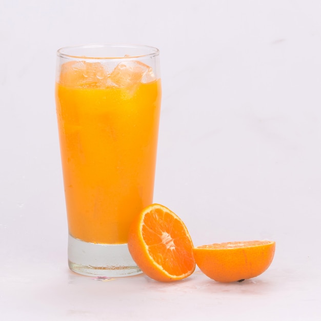 Orangensaft mit orange Hintergrund und Weiß