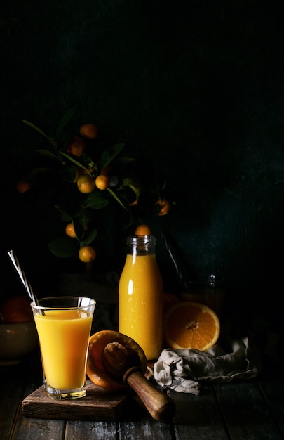 Orangensaft mit Orangen serviert