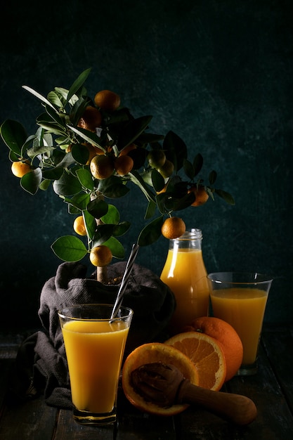 Orangensaft mit Orangen serviert