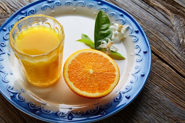 Orangensaft mit Orangenblume Mediterran