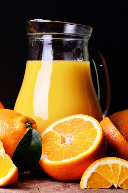 Orangensaft mit Orangenfrüchten