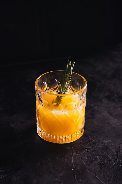 Orangensaft mit Rosmarin in einem Glas