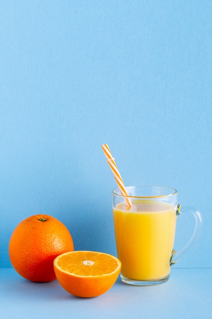 Orangensaft mit Strohhalm Nahaufnahme