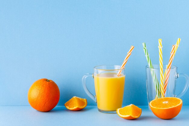 Orangensaft mit Strohhalm Nahaufnahme