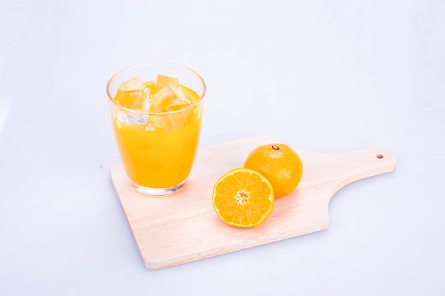 Orangensaft mit weißem Holz Schneidebrett