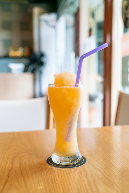 Orangensaft-Mix-Smoothie-Glas im Café-Restaurant?