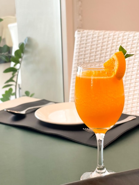 Foto orangensaft smoothie frappe serviert im modernen restaurant vertical und copyspace
