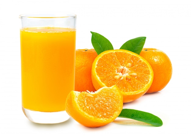 Orangensaft und Früchte auf weißem Hintergrund