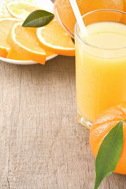 Orangensaft und Obst auf Holzhintergrund