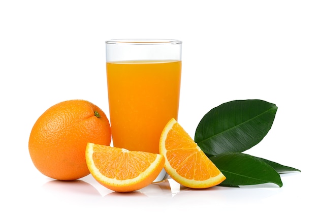 Orangensaft und Orange auf weißer Wand