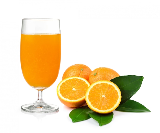 Orangensaft und Orange auf weißer Wand