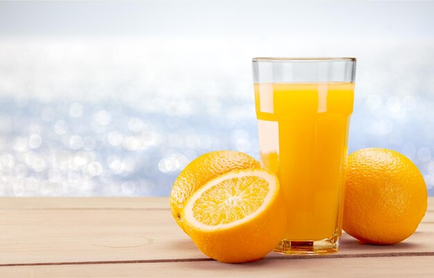 Orangensaft und Orangenscheiben auf