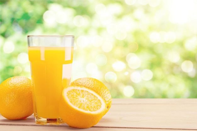 Orangensaft und Orangenscheiben im Hintergrund