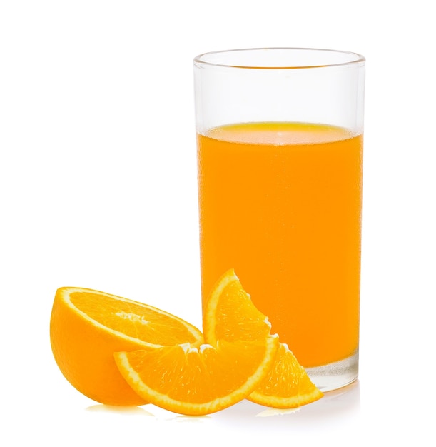 Orangensaft und Orangenscheiben isoliert auf Weiß