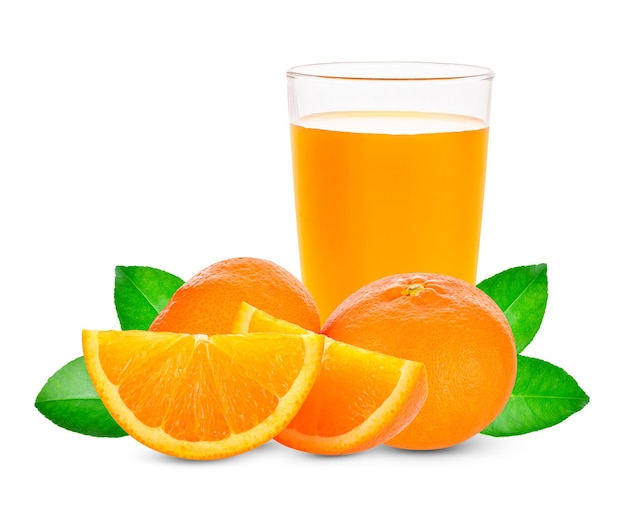 Orangensaft und Orangenscheiben lokalisiert auf weißem Hintergrund