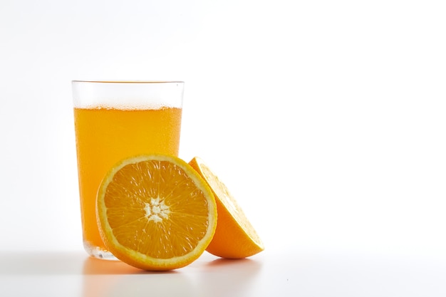 Orangensaft und Orangenscheiben