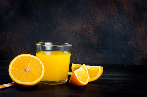 Orangensaft und Orangenscheiben