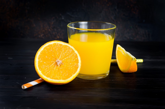 Orangensaft und Orangenscheiben