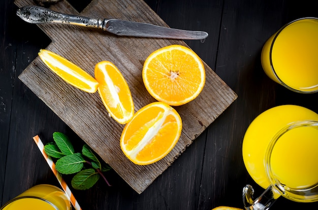 Orangensaft und Orangenscheiben