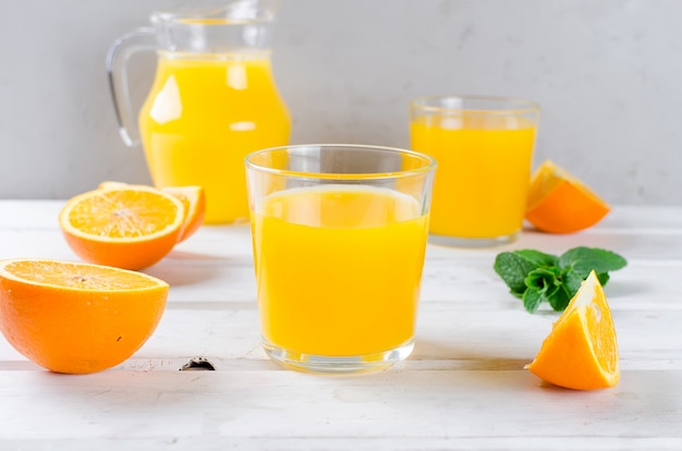 Orangensaft und Orangenscheiben