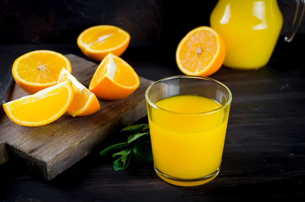 Orangensaft und Orangenscheiben