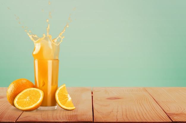 Orangensaft und Orangenstücke auf dem Hintergrund