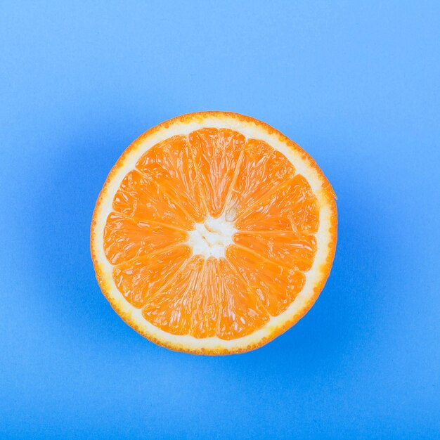 Orangenscheibe auf blauem Hintergrund