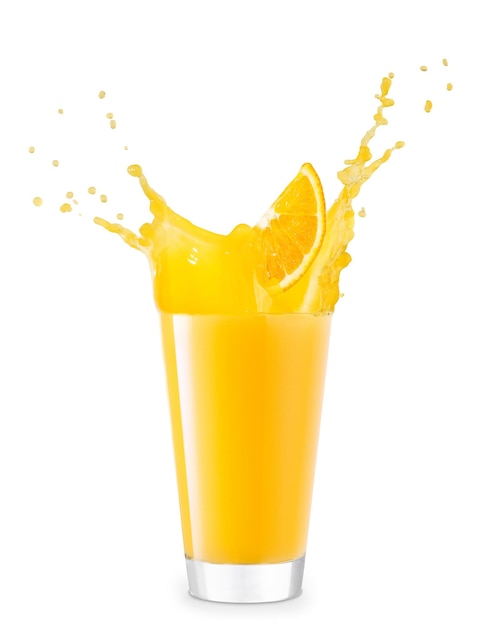 Orangenscheibe, die in den Saft fällt und Spritzer erzeugt, isoliert auf weißem Hintergrund Glas mit spritzendem Orangensaft