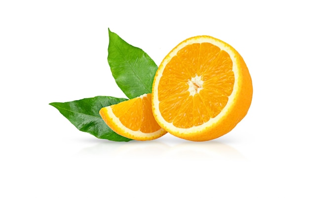 Orangenscheibe und die Hälfte der Orange mit grünen Blättern isoliert auf weißem Hintergrund