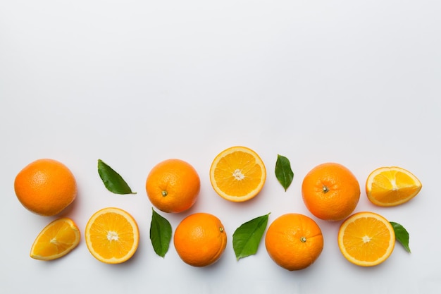 Orangenscheiben aus frischen Früchten auf farbigem Hintergrund Draufsicht Copy Space kreatives Sommerkonzept Die Hälfte der Zitrusfrüchte in minimaler Wohnung lag mit Kopierraum