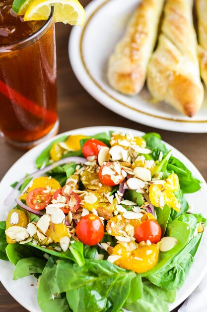 Orangenspinatsalat auf dem Teller im italienischen Restaurant.