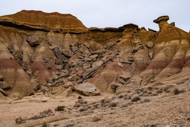 Orangenwüste an einem Herbsttag Die Landschaft befindet sich in Bardenas Reales Navarra Spanien