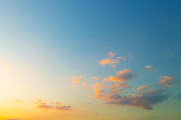 Oranger Himmel und Wolkenhintergrund, Hintergrund des farbenfrohen Himmelskonzepts, erstaunlicher Sonnenuntergang mit Dämmerung