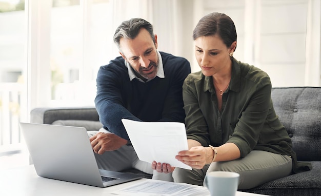 Orçamento de finanças domésticas e casal com laptop para hipoteca imobiliária ou papelada financeira da casa