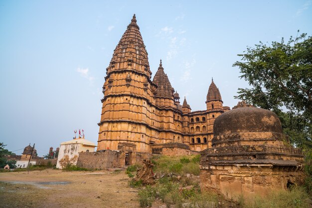 Orchha-Stadtbild, hinduistischer Chaturbhuj-Tempel. Auch buchstabierte Orcha, berühmtes Reiseziel in Madhya Pradesh, Indien.