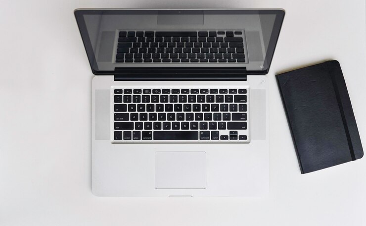 Foto ordenador portátil en el escritorio de trabajo con pantalla en blanco y portátil.