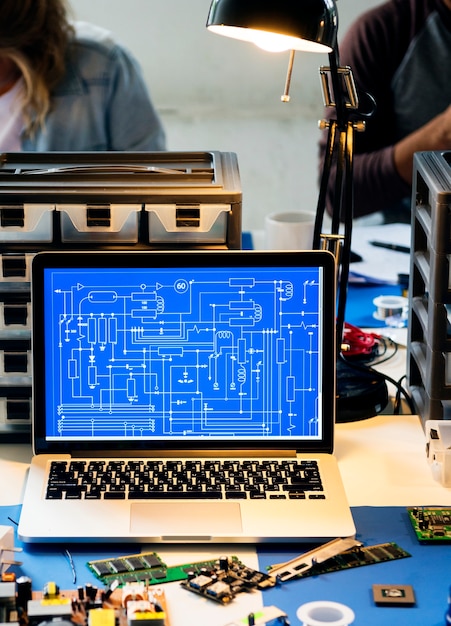 Foto ordenador portátil mostrando el patrón de circuito electrónico