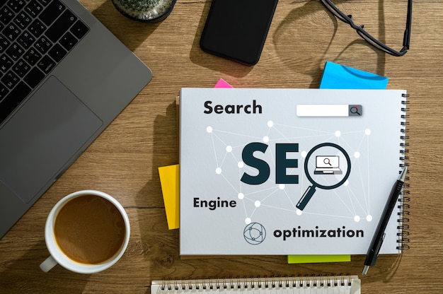 Ordenador portátil Ordenador de búsqueda Optimizando el concepto de tecnología SEO