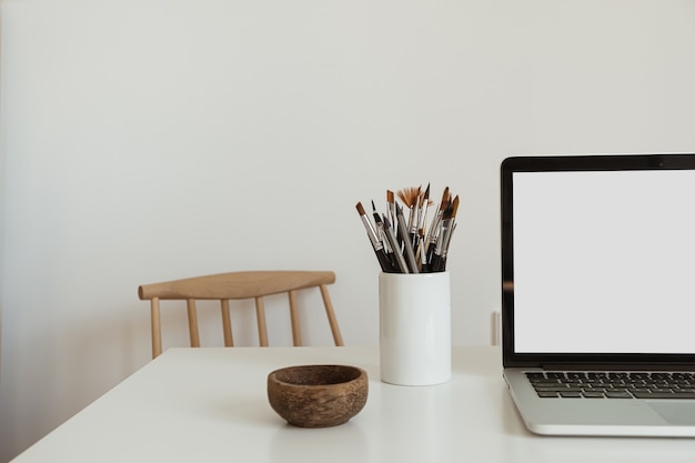 Foto ordenador portátil de pantalla en blanco. espacio de trabajo de la mesa del escritorio de la oficina en casa