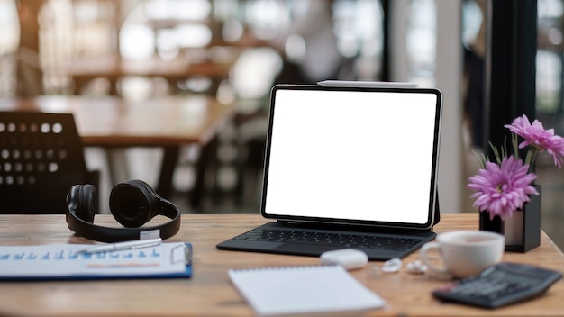 Ordenador portátil con pantalla en blanco en la mesa de la cafetería desenfoque de fondo con bokeh, monitor de maqueta de oficina de trabajo en blanco de escritorio