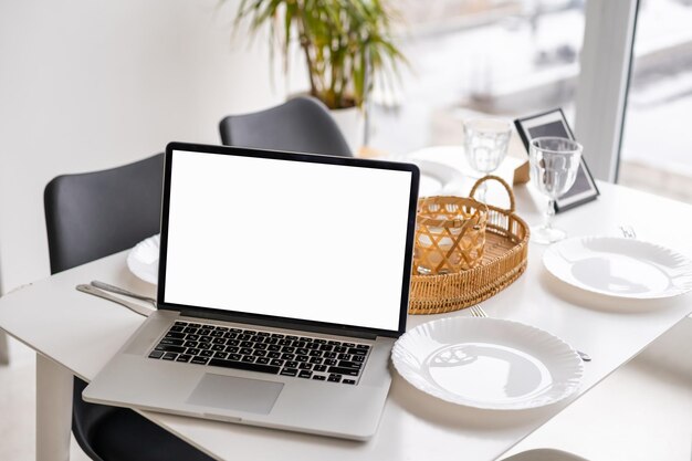 Ordenador portátil con pantalla en blanco en la mesa.