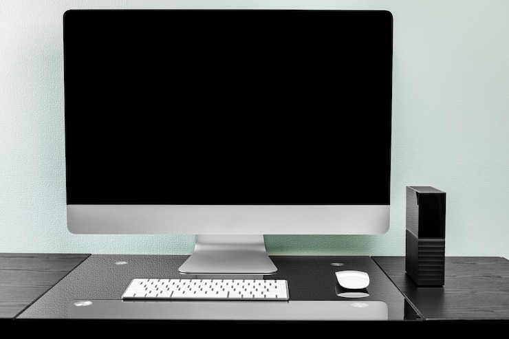 Foto ordenador portátil con pantalla en blanco en la mesa.