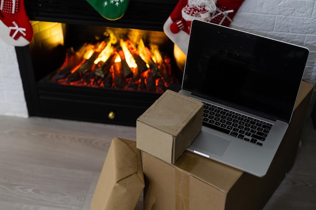 Ordenador portátil con pantalla vacía en blanco en blanco feliz Navidad con regalos presenta. Anuncios de entrega de compras en línea del sitio web de comercio electrónico.